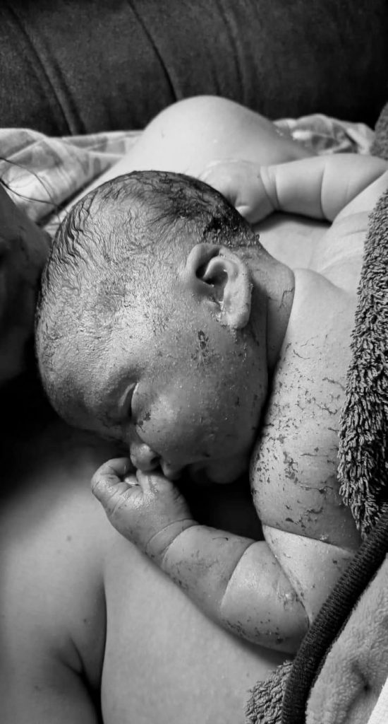 Bebé recién nacido en casa con Magale