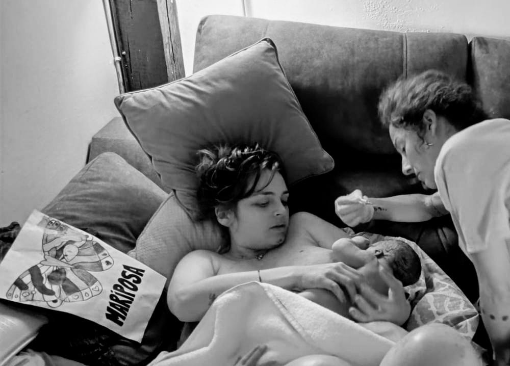 Mujer durante el parto en casa con Magale