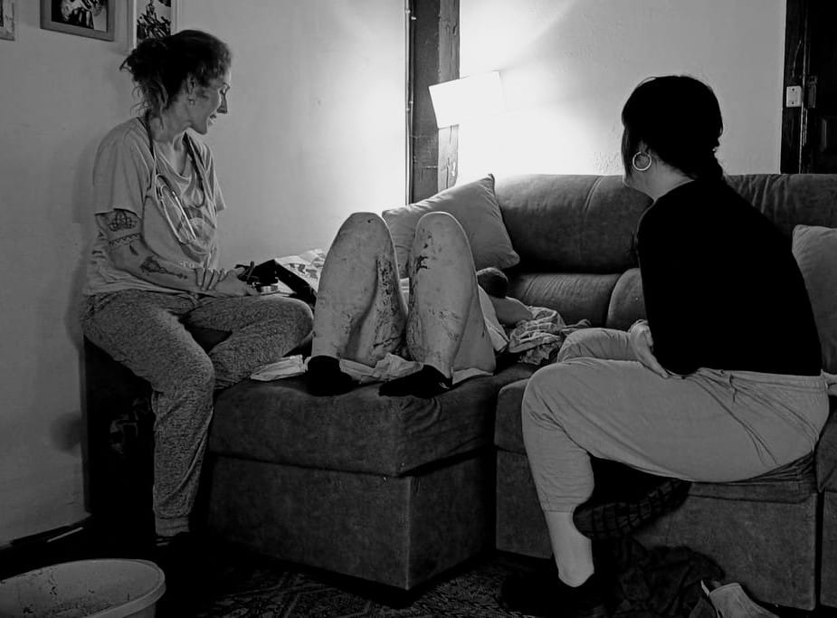 Mujer durante el parto en casa con Magale