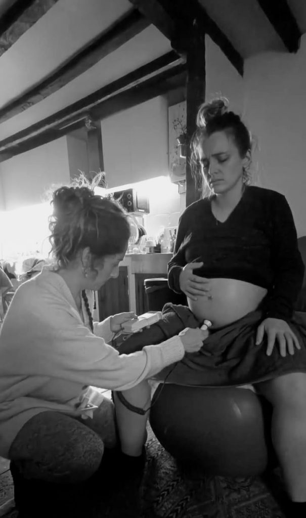 Mujer en pelota durante un parto en casa con Magale